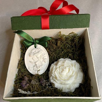 Caja de regalo con vela en forma de rosa