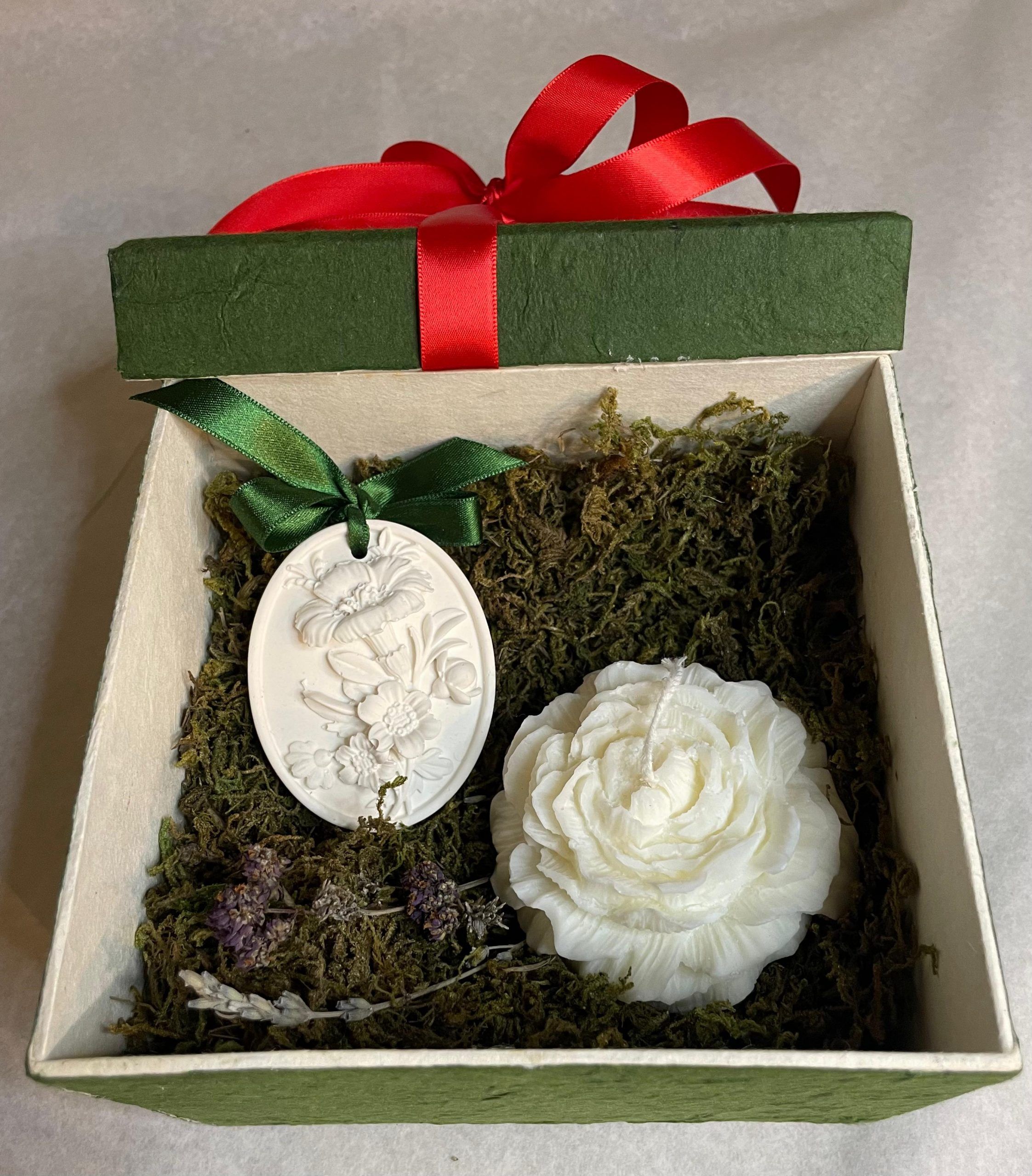 Caja de regalo con vela en forma de rosa