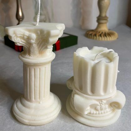 2 velas en forma de columna renacentista