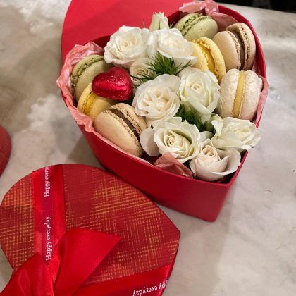 Caja de flores naturales y macarons