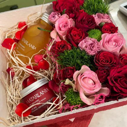 Caja de regalo con flores naturales y cosméticos 100% orgánicos