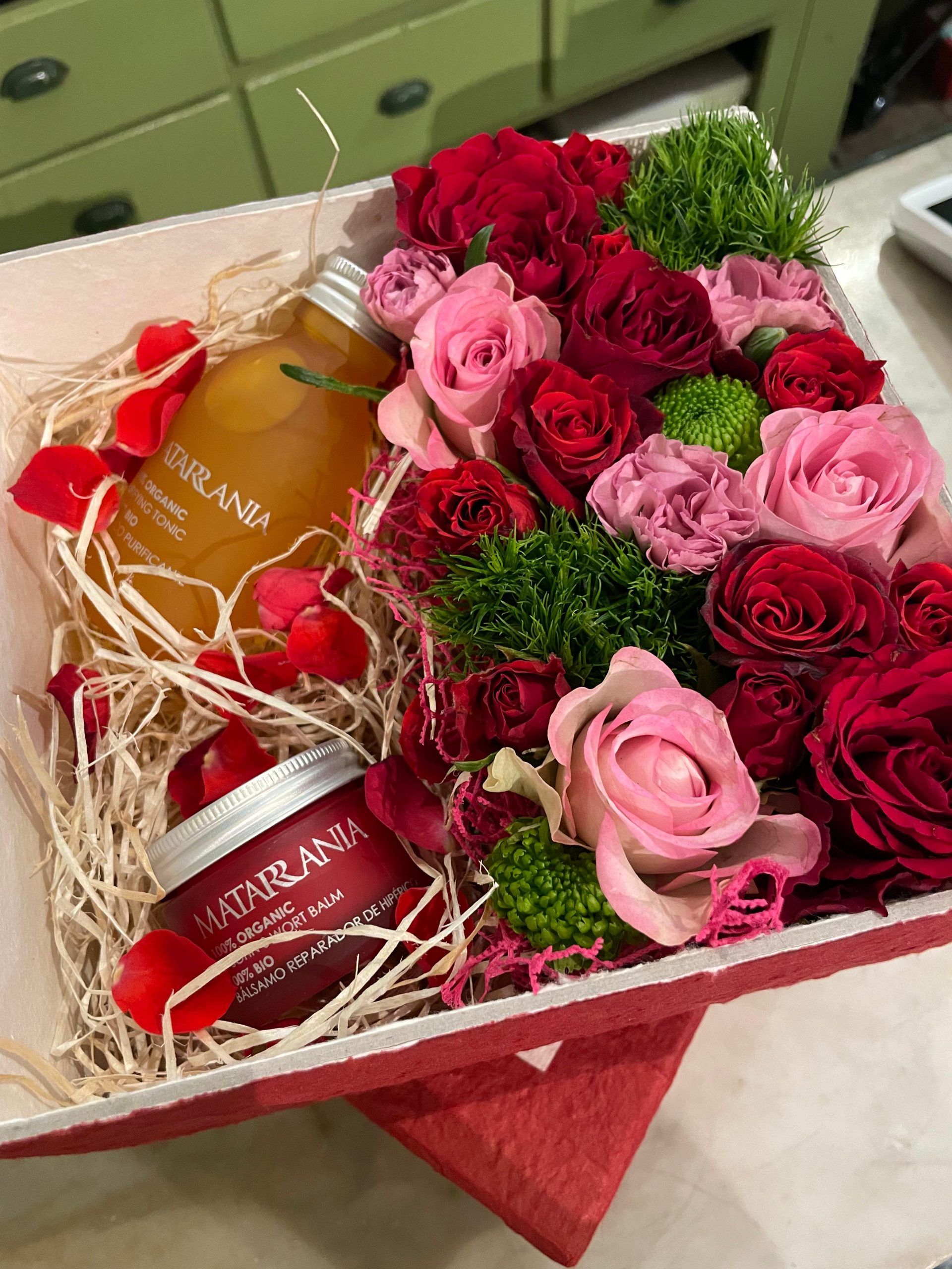 Caja de regalo con flores naturales y cosméticos 100% orgánicos