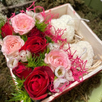 Caja de regalo con flores naturales y velas en forma de corazón