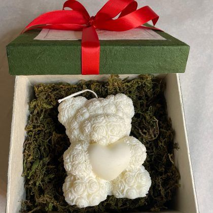 Caja de regalo con vela en forma de osito de rosas